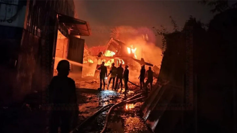 কলকাতায় গুদামে ভয়াবহ অগ্নিকাণ্ড: ২০ শ্রমিক নিখোঁজ, উদ্ধার দেহাংশ