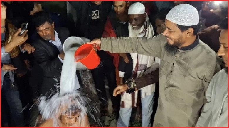 দুধ দিয়ে গোসল করে জামায়াতে যোগ দিলেন মৎস্যজীবী দল নেতা