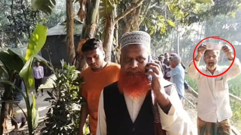 দলবেঁধে জামায়াত নেতার পেছনে ভোটাররা, বললেন— ‘আমাগোরে টেহা দিসে’
