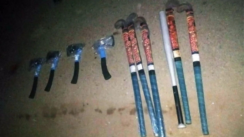 টাঙ্গাইলে স্বতন্ত্র প্রার্থীর গাড়িবহর থেকে দেশীয় অস্ত্র উদ্ধার, আটক ৩