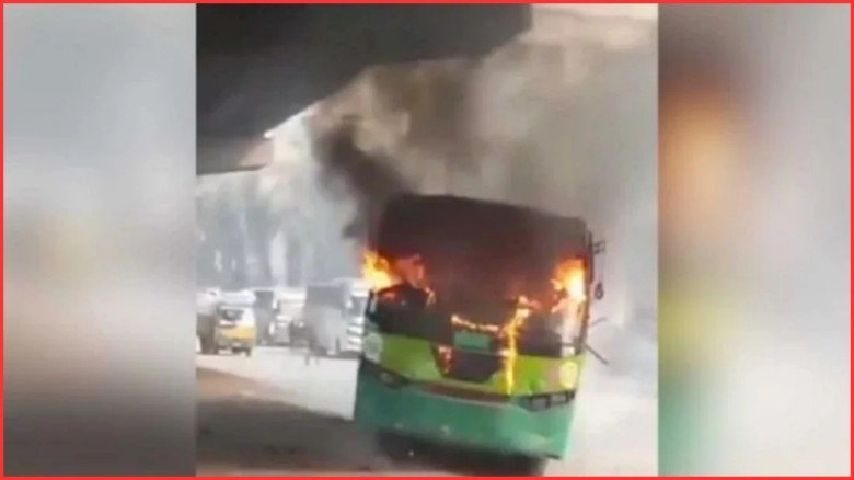 উত্তরায় পার্কিং করা বাসে আগুন