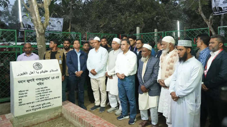শহীদ আবু সাঈদের কবর জিয়ারত করলেন তারেক রহমান