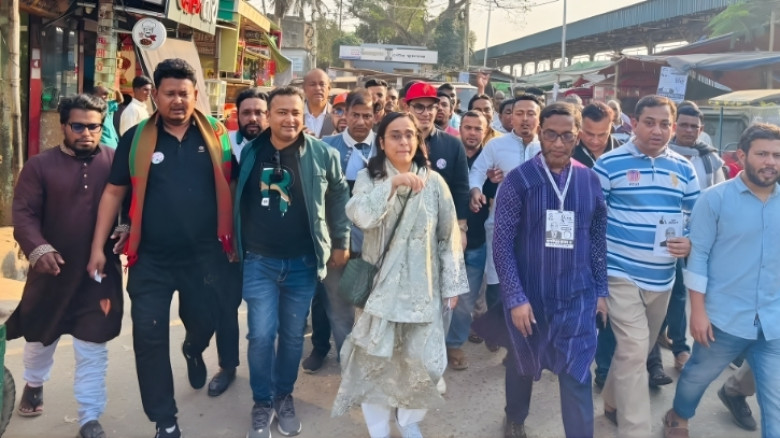 আখাউড়ায় স্বামী সন্তানকে নিয়ে বাবার জন্য ভোট চাইলেন মেয়ে
