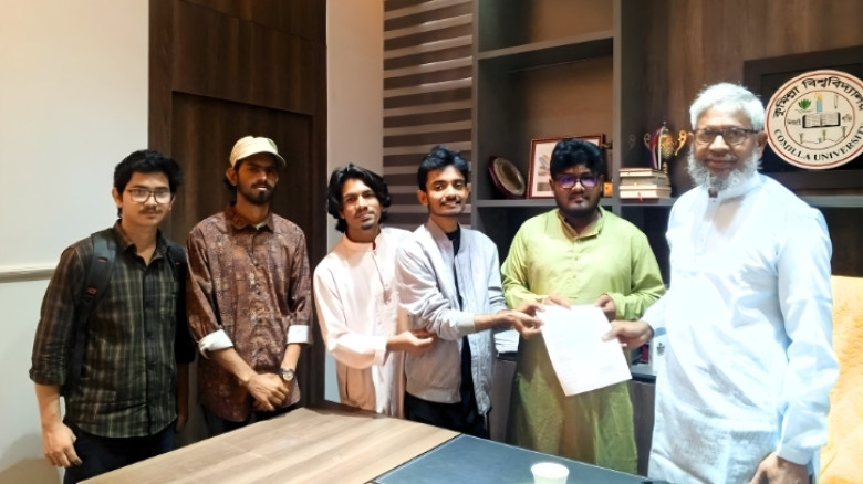 ভোটাধিকার রক্ষায় বাস চাই : কুবি প্রশাসনের কাছে শিক্ষার্থীদের স্মারকলিপি