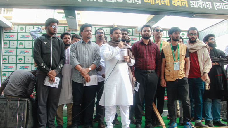 উত্তরায় গণভোটে ‘হ্যাঁ’-এর পক্ষে প্রচারণায় ক্যারাভ্যান
