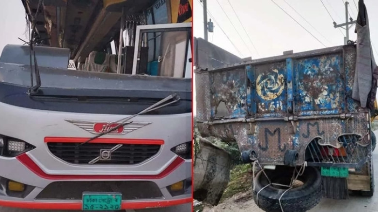 রংপুরে ট্রাক-যাত্রীবাহী বাসের সংঘর্ষে নিহত ৩, আহত ১২