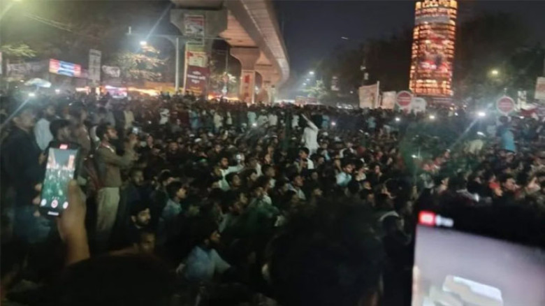 ইনকিলাব মঞ্চের নেতাকর্মীদের ওপর পুলিশের হামলা, প্রতিবাদে শাহবাগ ব্লকেড