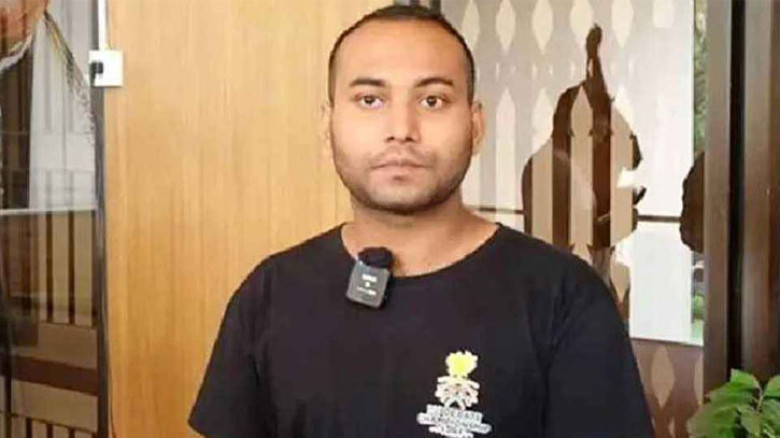 শাহবাগে রনির ওপর পুলিশের লাঠিচার্জ