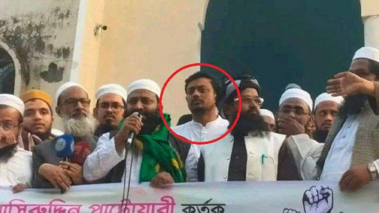 নাসীরুদ্দীন পাটওয়ারীর বিরুদ্ধে ডাকা বিক্ষোভে উপস্থিত তিনি নিজেই