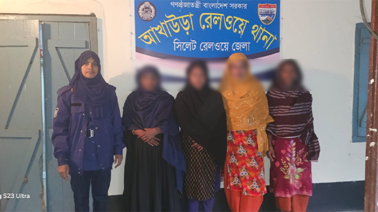 আখাউড়ায় ট্রেনে যাত্রী সেজে ছিনতাইকালে ৪ নারী আটক