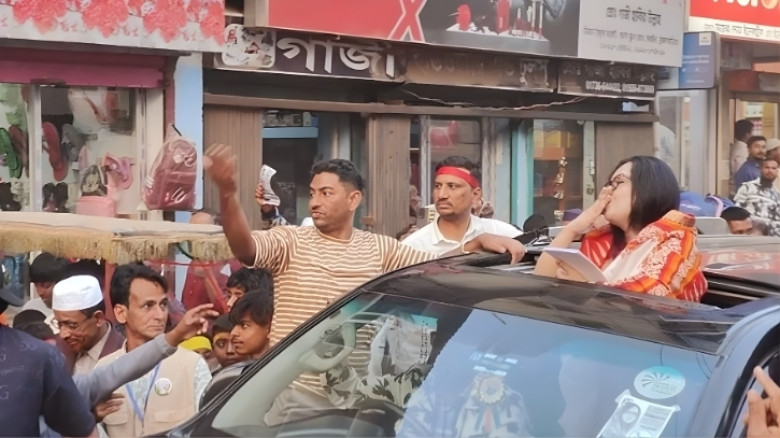 গণমিছিলে ভোটারদের উদ্দেশে রুমিন ফারহানার ‘ফ্লাইং কিস’