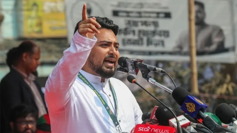 ভোটকেন্দ্রে মোবাইল নেওয়ার নিষেধাজ্ঞা তুলে না নিলে ইসি ঘেরাওয়ের হুঁশিয়ারি নাহিদের