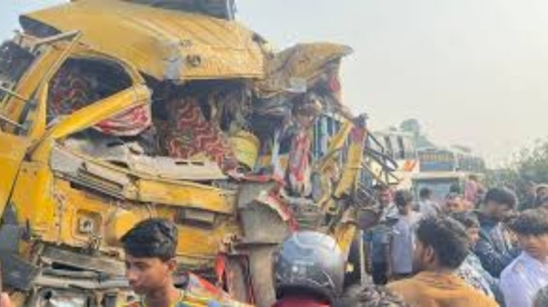 ভাঙ্গায় বাস-ট্রাকের মুখোমুখি সংঘর্ষে আহত ৩৫