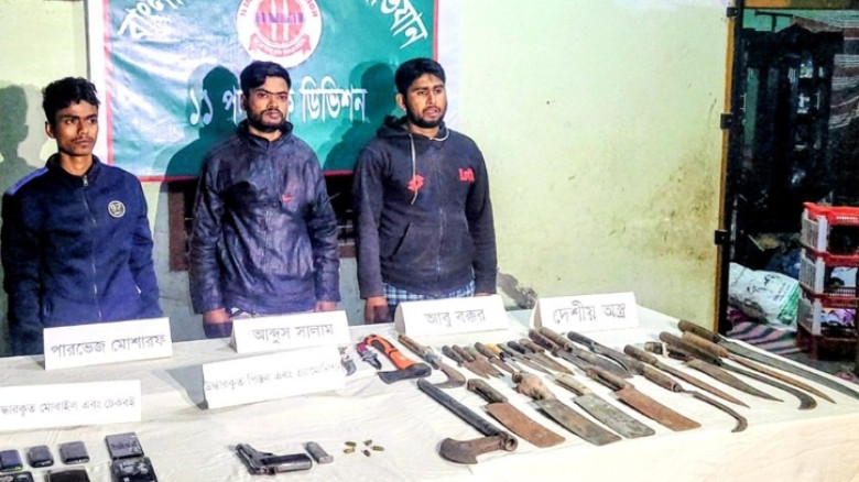 গুলিভর্তি পিস্তল-দেশীয় অস্ত্রসহ গ্রেফতার বিএনপির ৩ নেতাকর্মী