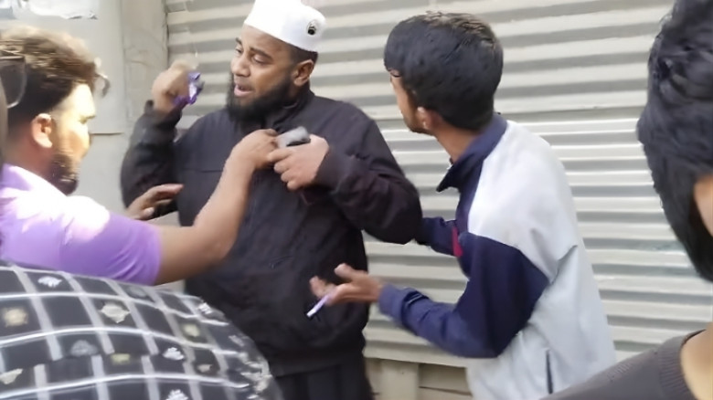 সিরাজগঞ্জে টাকা দিয়ে ভোট কেনার সময় জামায়াত নেতা জনতার হাতে আটক