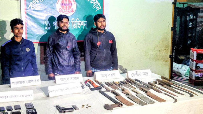 গুলিভর্তি পিস্তল-দেশীয় অস্ত্রসহ বিএনপির ৩ নেতাকর্মী আটক