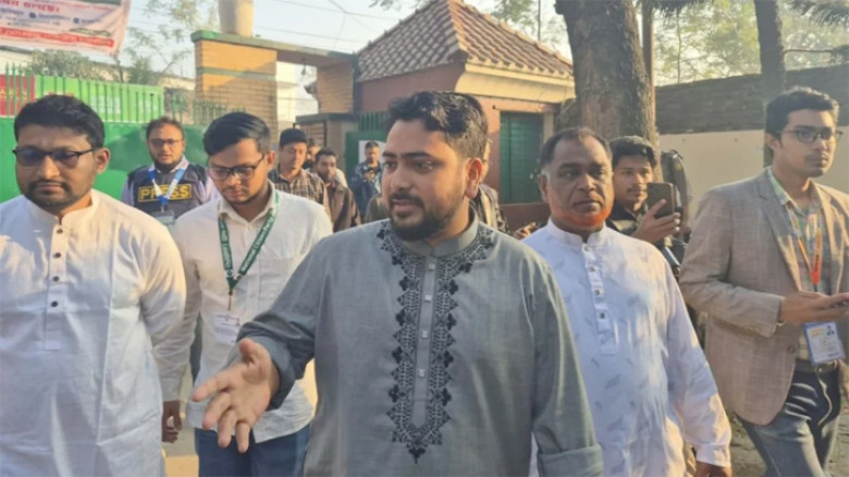 ভোট দিতে কেন্দ্রে নাহিদ ইসলাম