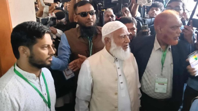 ভোট দিলেন জামায়াত আমির, দেশবাসীকে ভোট দেওয়ার আহ্বান