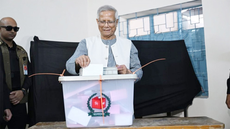 ভোট দিলেন প্রধান উপদেষ্টা; জানালেন ঈদের মতোই আনন্দ চলছে