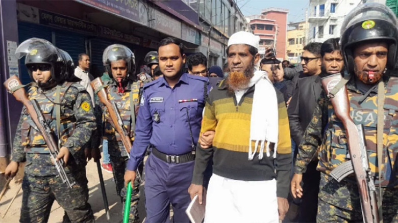 ভোটকেন্দ্রের সামনে নগদ টাকাসহ জামায়াতের ওয়ার্ড সভাপতি আটক