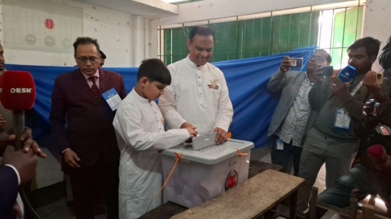 শরীয়তপুর-৩ ভোট দিয়েছেন মিয়া নুরুউদ্দিন অপু