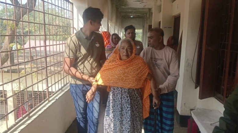 হার মানলো বার্ধক্য-অসুস্থতা, লাঠিতে ভর করে ভোটকেন্দ্রে হালিমা