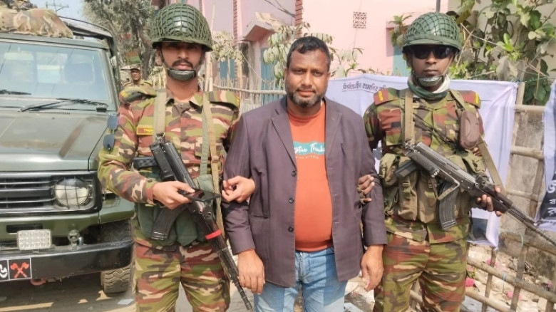ভোটকেন্দ্রের বাইরে টাকা বিতরণ, বিএনপি নেতা আটক