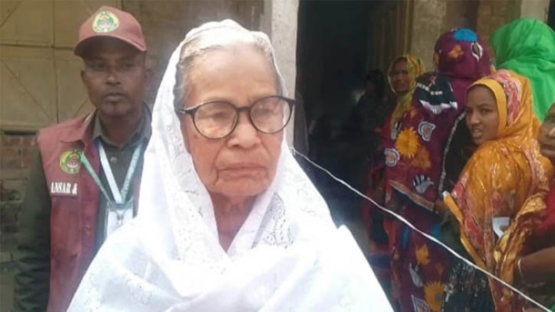 ‘আপনার ভোট দেওয়া হয়ে গেছে’ শুনে কান্নায় ভেঙে পড়লেন নুরজাহান বেগম