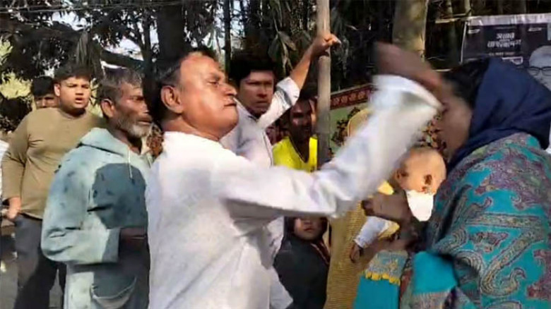 রাজশাহী-৩ আসনে নারী স্বতন্ত্র প্রার্থীকে ভোটকেন্দ্রের সামনে মারধর করলেন বিএনপি নেতা