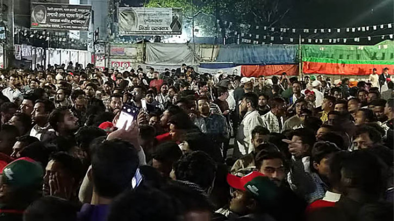 ঢাকা–৮–এর ফল নিয়ে উত্তেজনা, রিটার্নিং কর্মকর্তার কার্যালয়ে আফরোজা আব্বাস ও এনসিপি নেতারা