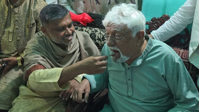 বিজয়ী নাছির চৌধুরীকে মিষ্টিমুখ করালেন জামায়াতের শিশির মনির