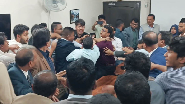 ভিসির পদত্যাগসহ ৭ দফা দাবিতে তালা, বৈঠকে উত্তেজনা ও হাতাহাতি