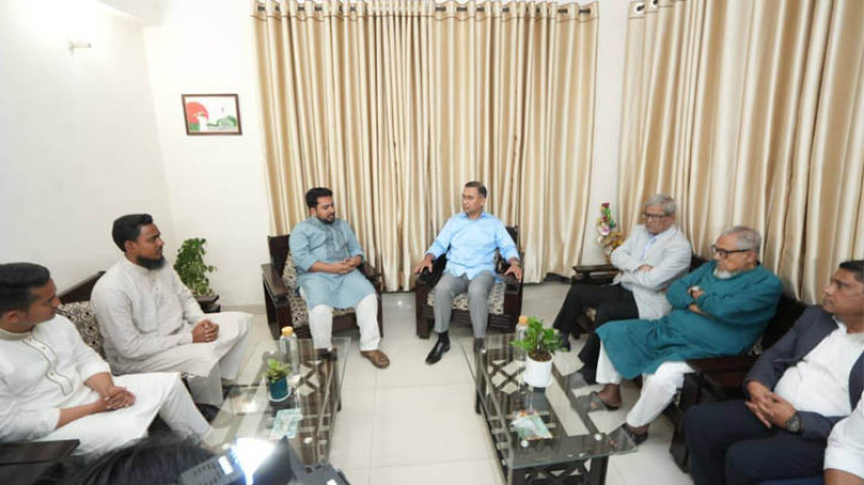 নাহিদ ইসলামের বাসায় ফুল নিয়ে তারেক রহমান
