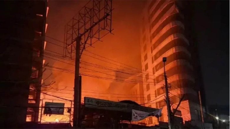 কারওয়ান বাজার টিসিবি ভবনের পাশে আগুন, নিয়ন্ত্রণে ৫ ইউনিট
