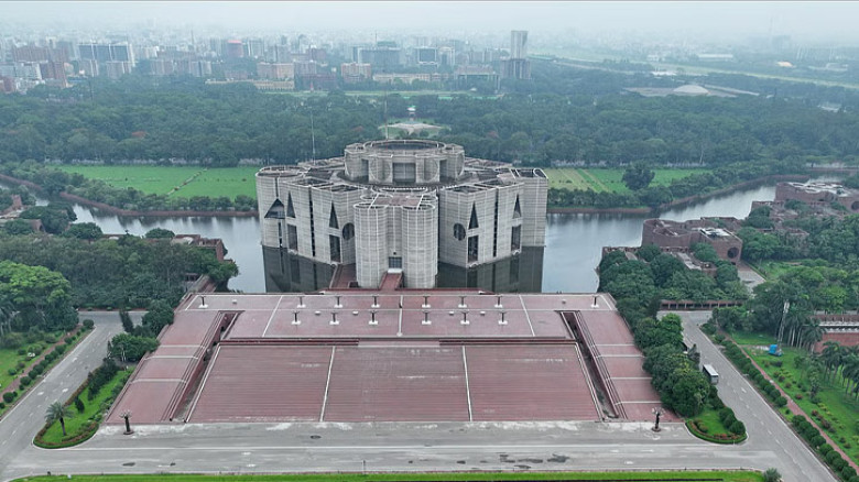 ১২ মন্ত্রী, ১৮ প্রতিমন্ত্রী নিয়ে মন্ত্রিসভা