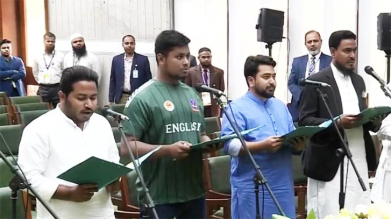সেই আইকনিক জার্সি পড়েই শপথ নিলেন হাসনাত আবদুল্লাহ