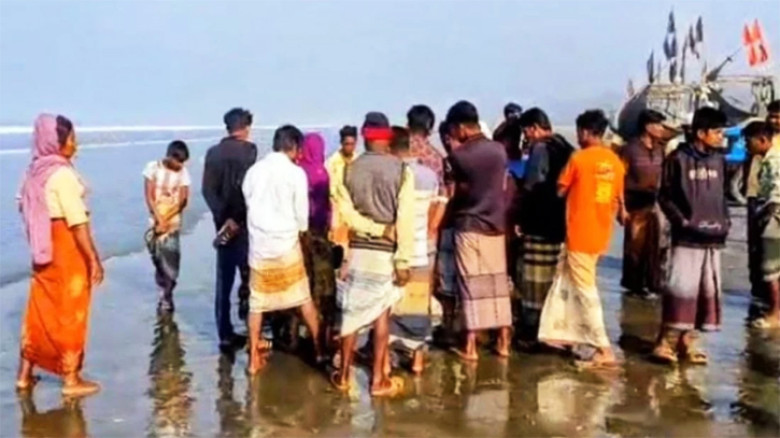 টেকনাফে সমুদ্র সৈকতে ভেসে এলো তরুণ-তরুণীর মরদেহ