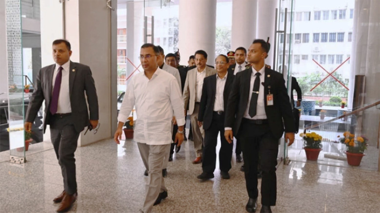 প্রথম কর্মদিবসে সচিবালয়ে নতুন প্রধানমন্ত্রী তারেক রহমান