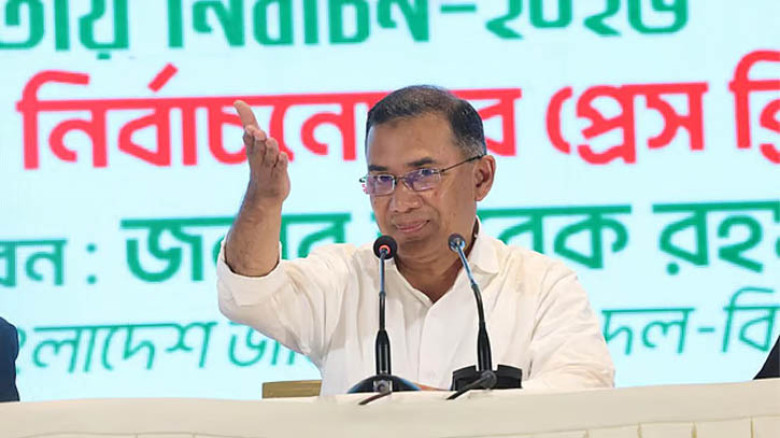 প্রধানমন্ত্রীর যাত্রাপথে  সড়কের দুই পাশে পোশাকধারী পুলিশের অবস্থান বন্ধের নির্দেশ