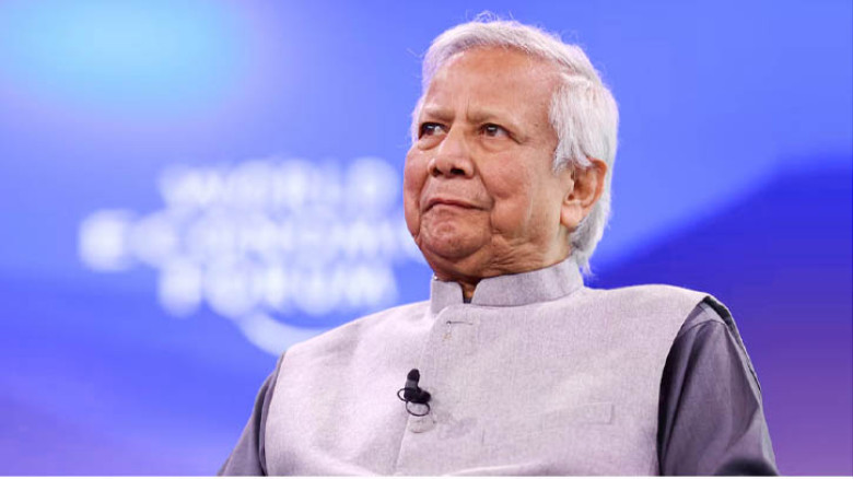 লাল পাসপোর্ট হস্তান্তর করেছেন ড. মুহাম্মদ ইউনূস