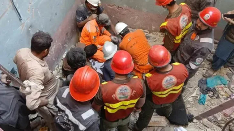 করাচিতে গ্যাস সিলিন্ডার বিস্ফোরণে ভবন ধসে অন্তত ১৪ জন নিহত