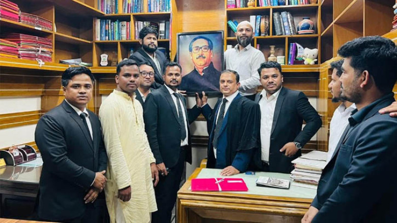 কক্সবাজারের আইনজীবীপাড়ায় উঠেছে শেখ মুজিবের ছবি