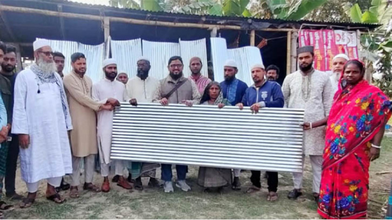 রামনগরে মমতা সরদার পরিবারের পাশে মুন্সি নাজমুল, দুই বান টিন প্রদান