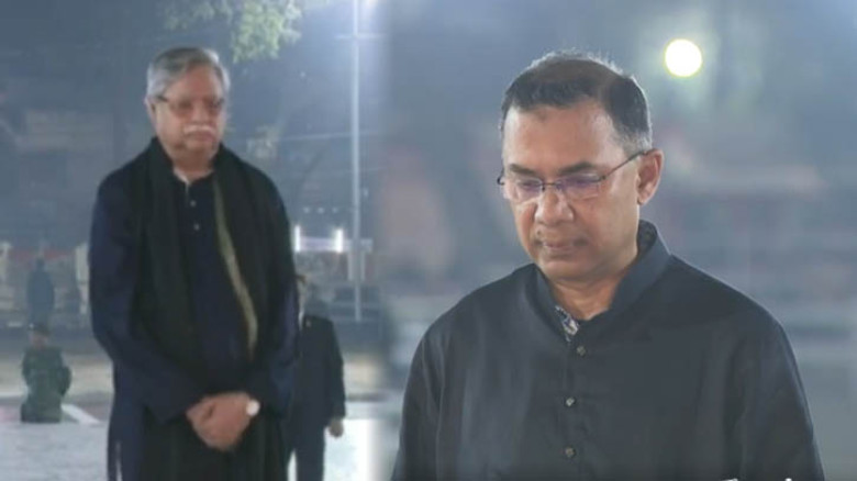 একুশের প্রথম প্রহরে শহীদ মিনারে রাষ্ট্রপতি ও প্রধানমন্ত্রীর শ্রদ্ধা