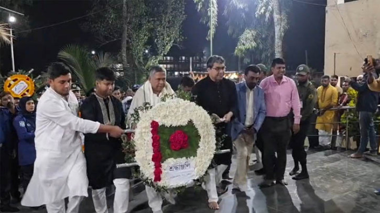 একুশের প্রভাতে গাজীপুর-৩ এ রফিকুল ইসলাম বাচ্চু এমপির পুষ্পাঞ্জলি