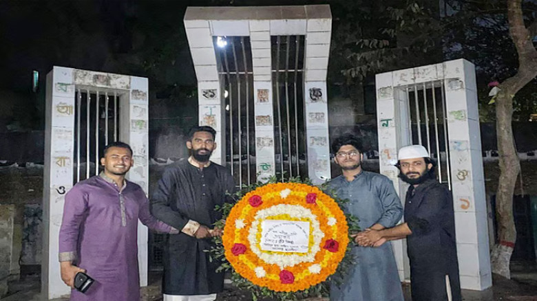 শহীদ মিনারে ভাষা শহীদদের প্রতি নিষিদ্ধ ছাত্রলীগের শ্রদ্ধা