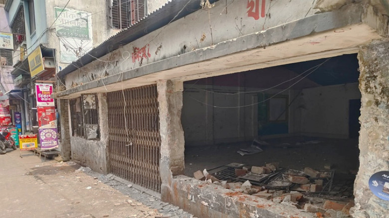 জেলা আ. লীগ কার্যালয়ে ফুল, প্রতিবাদে ভাঙচুর করলেন বৈছাআর নেতাকর্মীরা