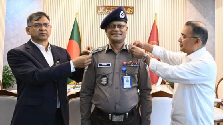 প্রধানমন্ত্রীর কাছ থেকে র‍্যাংক ব্যাজ পরলেন নতুন আইজিপি