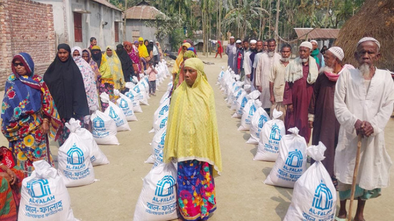 নাগেশ্বরীতে শতাধিক দরিদ্র পরিবার পেলো রমজানের খাদ্য সামগ্রী