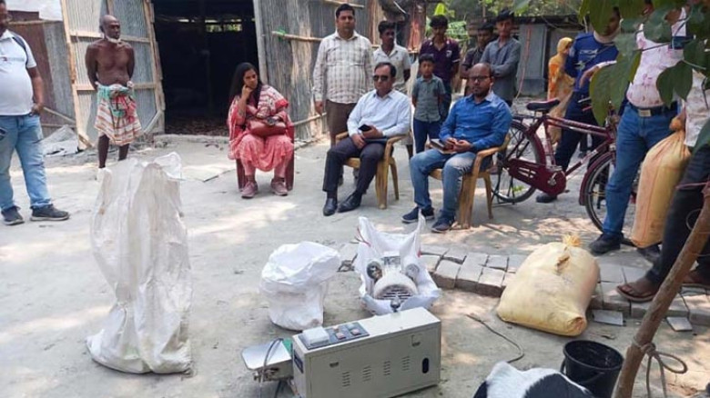 যশোরে ভেজাল সার কারখানায় ভ্রাম্যমাণ আদালতের অভিযান, কারখানা মালিকের পালানো
